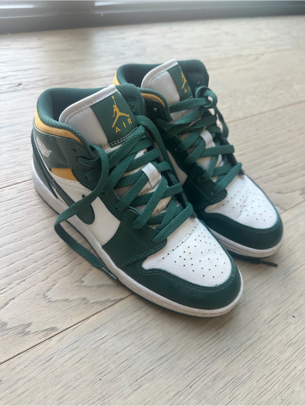 Jordan Nike Sneakers in Green/White/Yellow. Kids 4.5Y